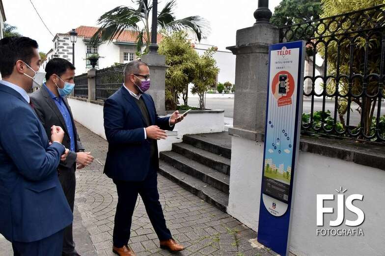 El alcalde, el director general de Infraestructuras Turísticas y el concejal ante uno de los puntos informativos colocados en el casco históricos/TA.